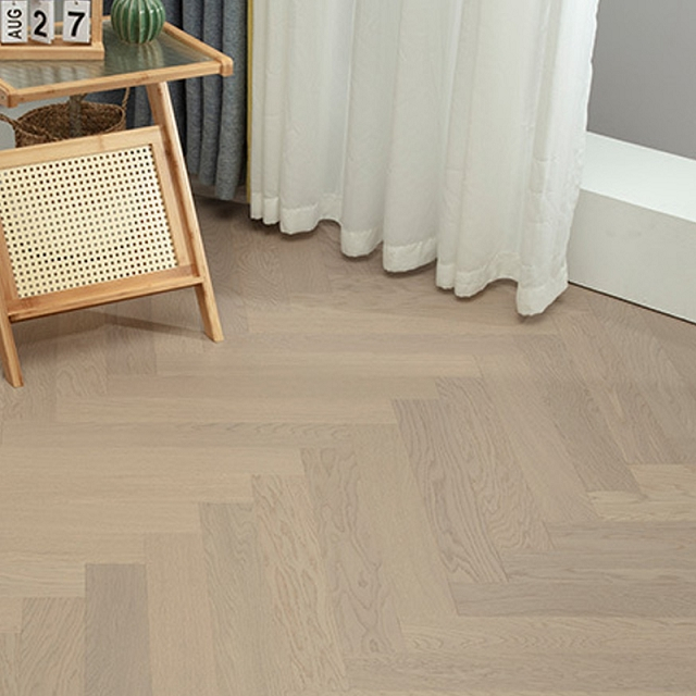 2023 New 3-layer Solid Wood Flooring Herringbone Shaped Oak Walnut Wood Veneer Lock Solid Wood Composite Flooring