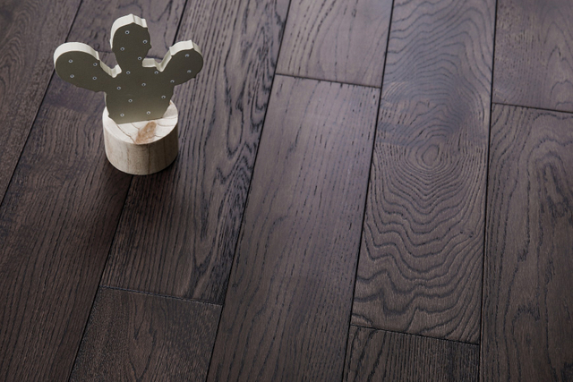 Indoor Use Solid Wood Flooring European Oak Multiple Styles Walnut Color T&g Bedroom Living Room Wooden Flooring Decoration