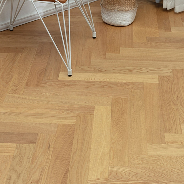 2023 New 3-layer Solid Wood Flooring Herringbone Shaped Oak Walnut Wood Veneer Lock Solid Wood Composite Flooring