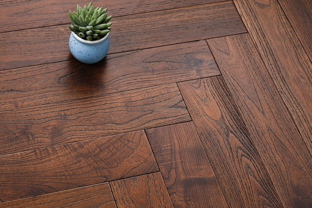 New Matte Wire Locust Solid Wood Flooring Water Proof Natural Log Herringbone Hardwood Flooring T&G