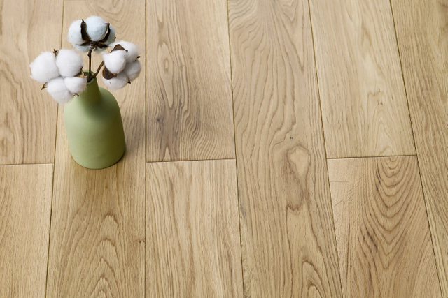 Europe Import White oak Solid wood flooring Log color Moisture-proof stable Indoor hardwood floor