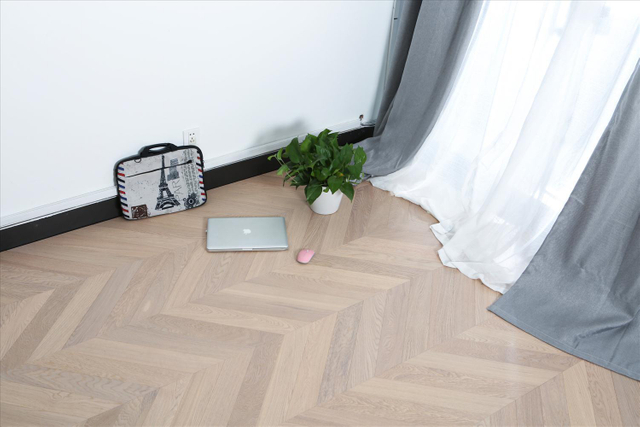 Salon Fishbones Matte Engineered Wood Flooring